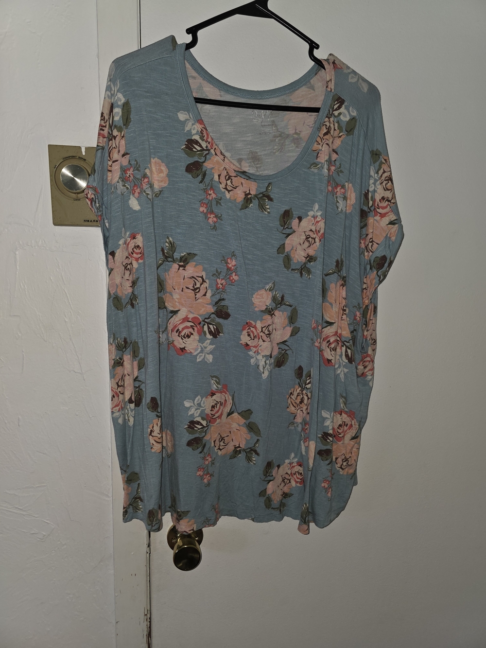 Maurices Light Blue Floral Scoop Neck Short Sleeve Tee
